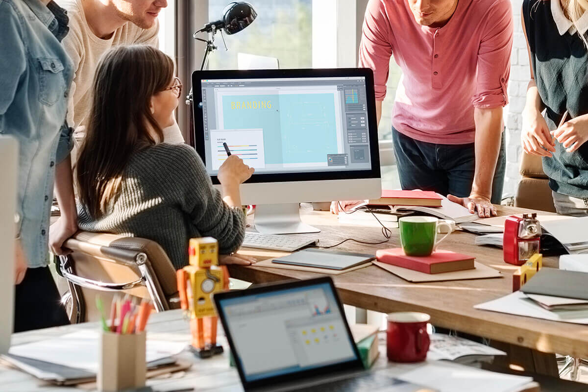 Die Entscheidung zwischen dem Selbsterstellen einer Webseite und der Beauftragung eines Profis hängt von verschiedenen Faktoren ab Die Entscheidung zwischen dem Selbsterstellen einer Webseite und der Beauftragung eines Profis hängt von verschiedenen Faktoren ab